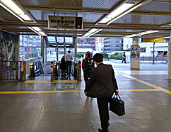 田町駅コンコースから西口エスカレーターへ