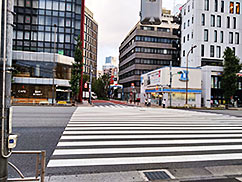 信号を渡る横断歩道